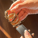 3. Aggancia la fibbia